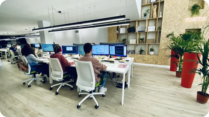 Equipo editorial de Roams trabajando en la sede de la compañía