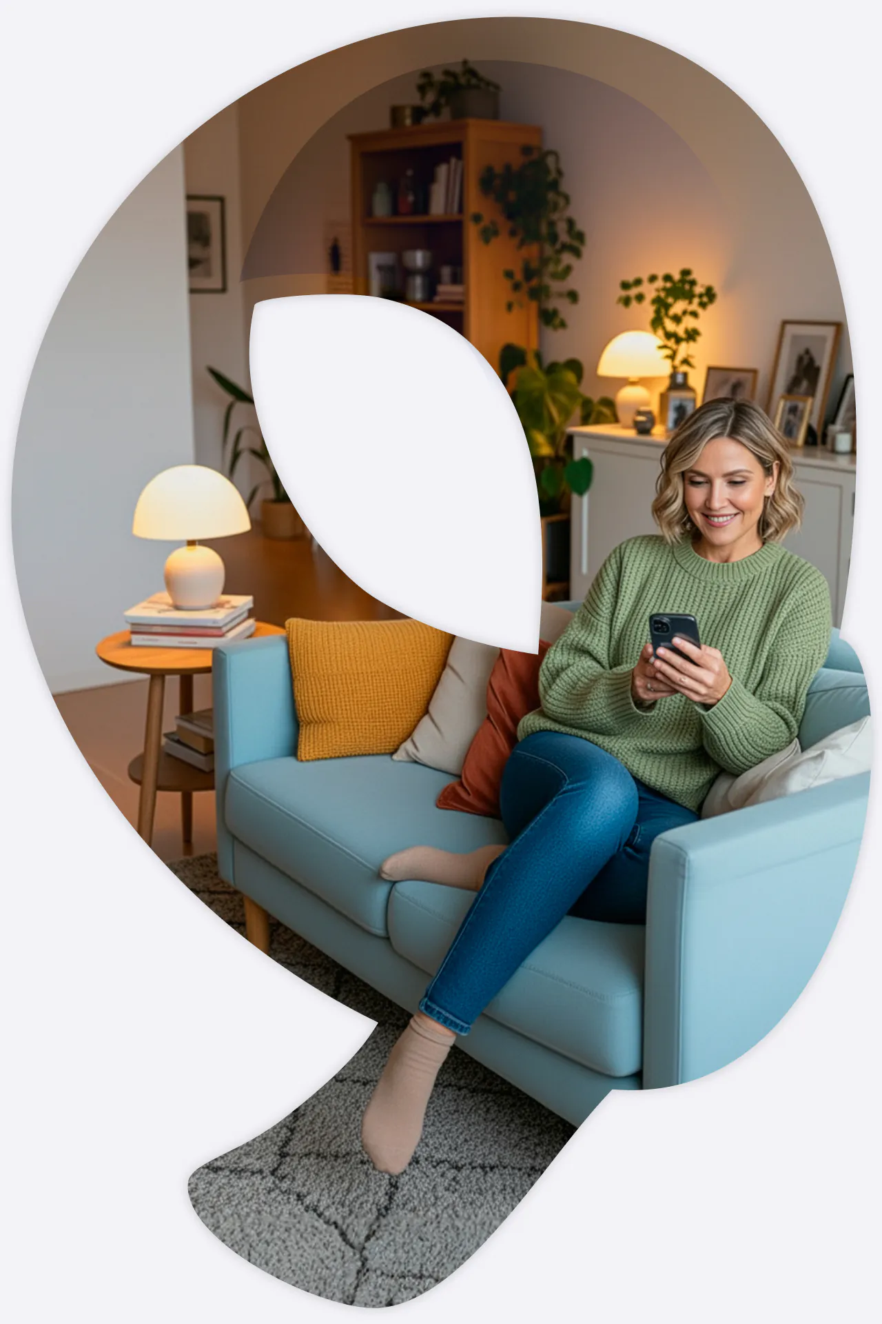 Mujer sonríe mientras lee la oferta que le ha enviado su gestor Roams para mejorar su seguro Mujer sonríe mientras lee la oferta que le ha enviado su gestor Roams para mejorar su seguro